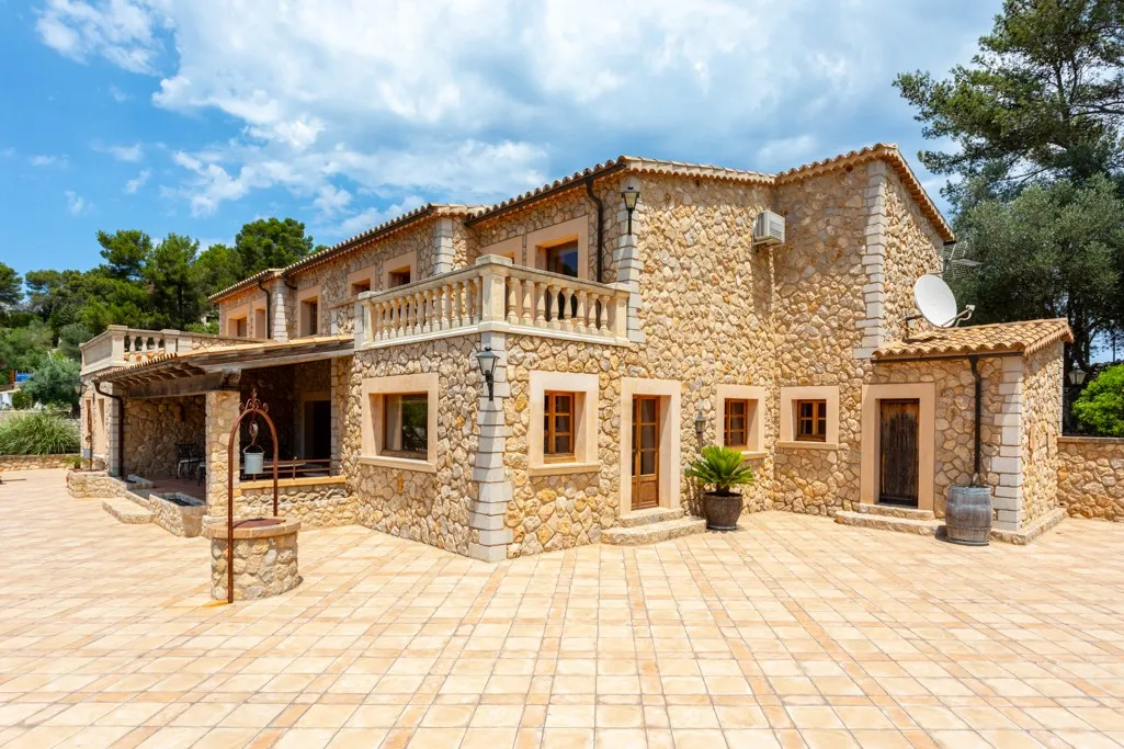 Stone-clad finca with sea views in Galilea-16