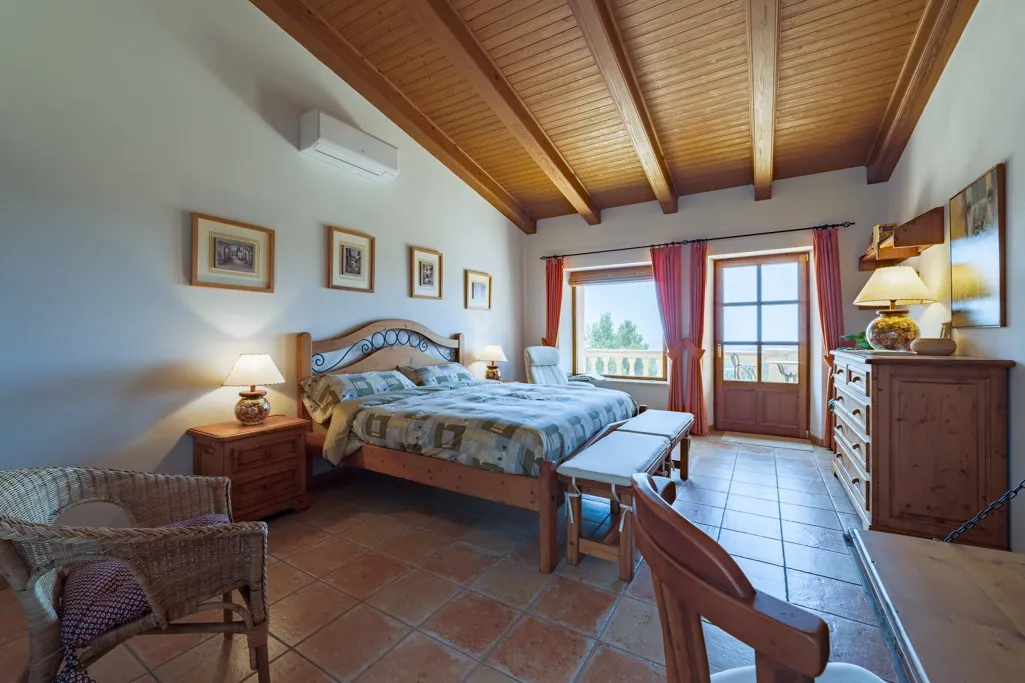 Stone-clad finca with sea views in Galilea-11