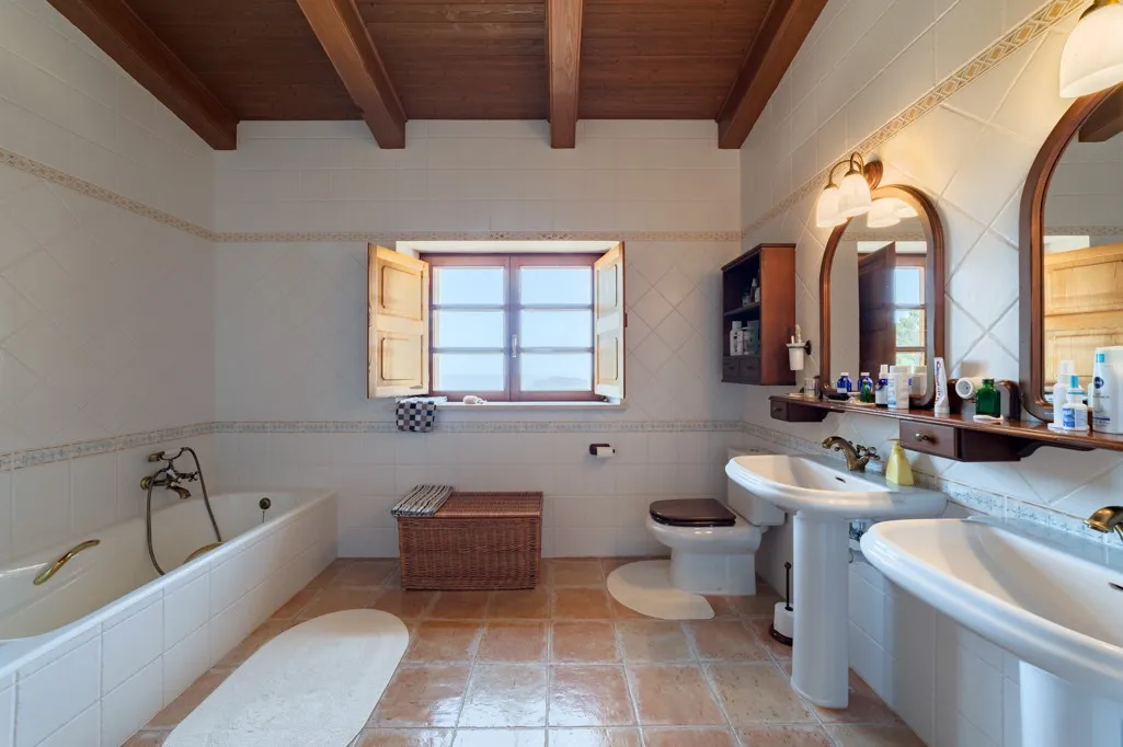 Stone-clad finca with sea views in Galilea-10