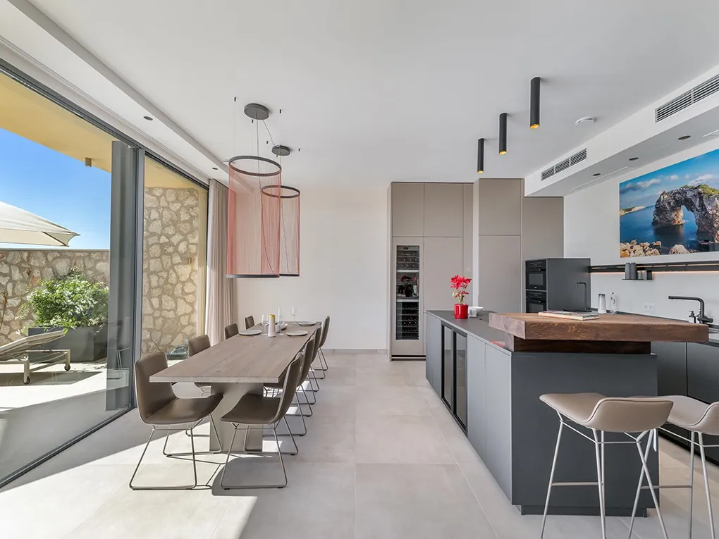 Eksklusivt byhus med pool og havudsigt-5