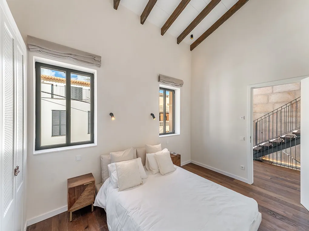 Eksklusivt byhus med pool og havudsigt-8