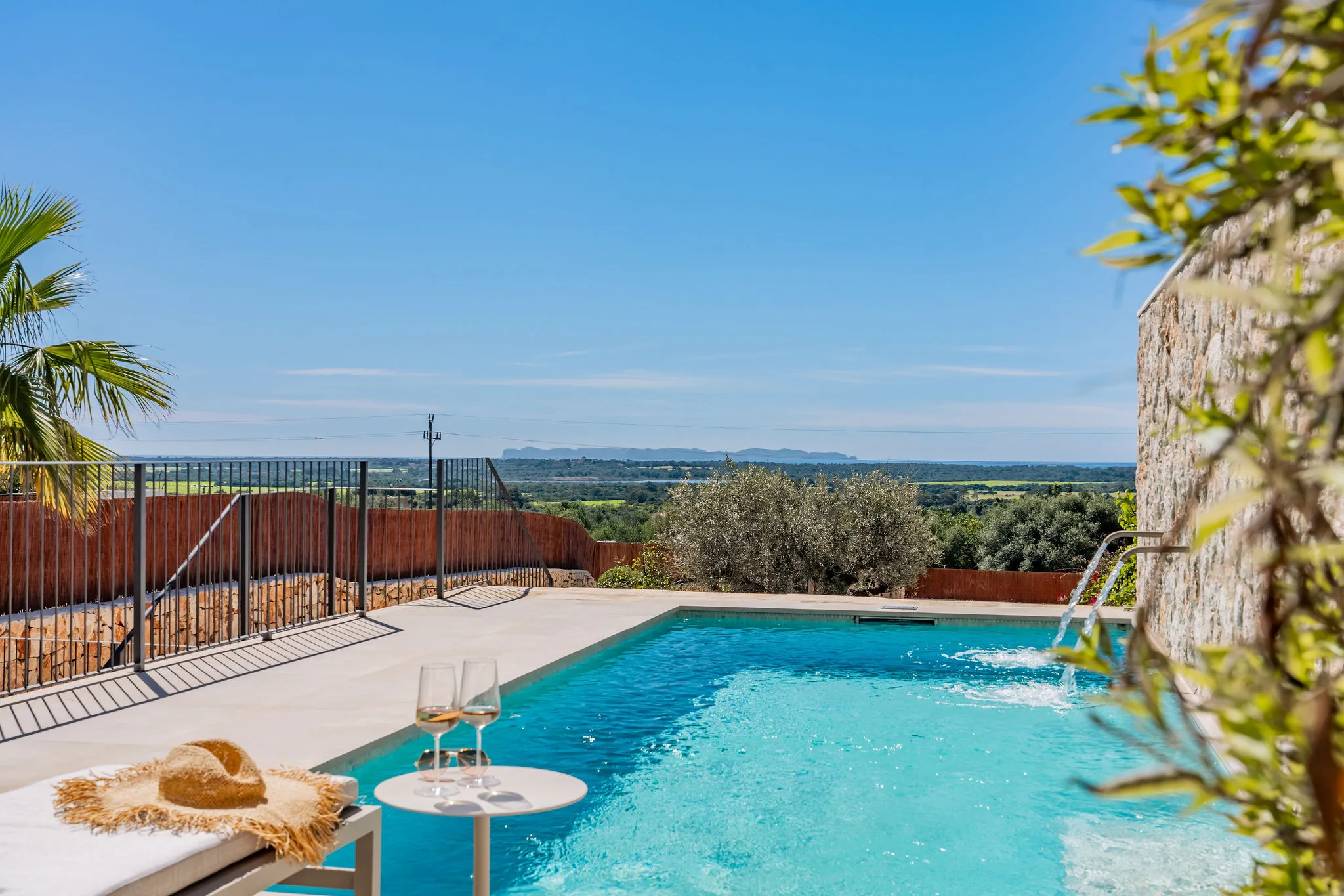 Townhouse met zwembad en uitzicht op zee-16