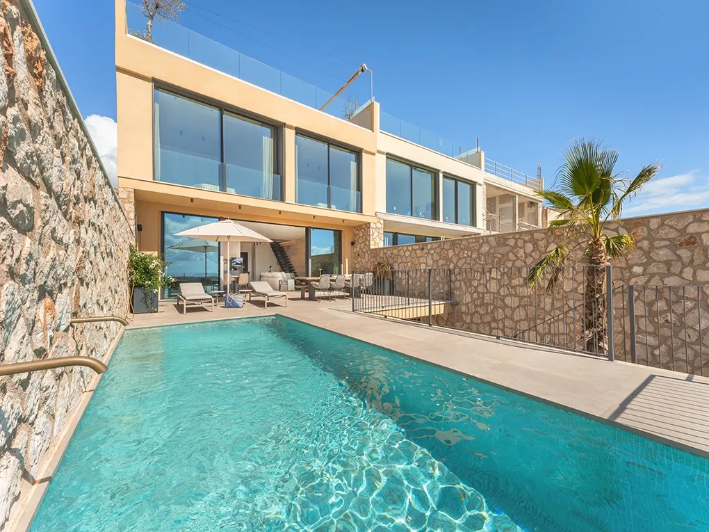 Eksklusivt byhus med pool og havudsigt-1