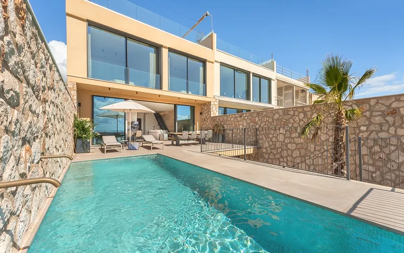 Kamienica z basenem i widokiem na morze