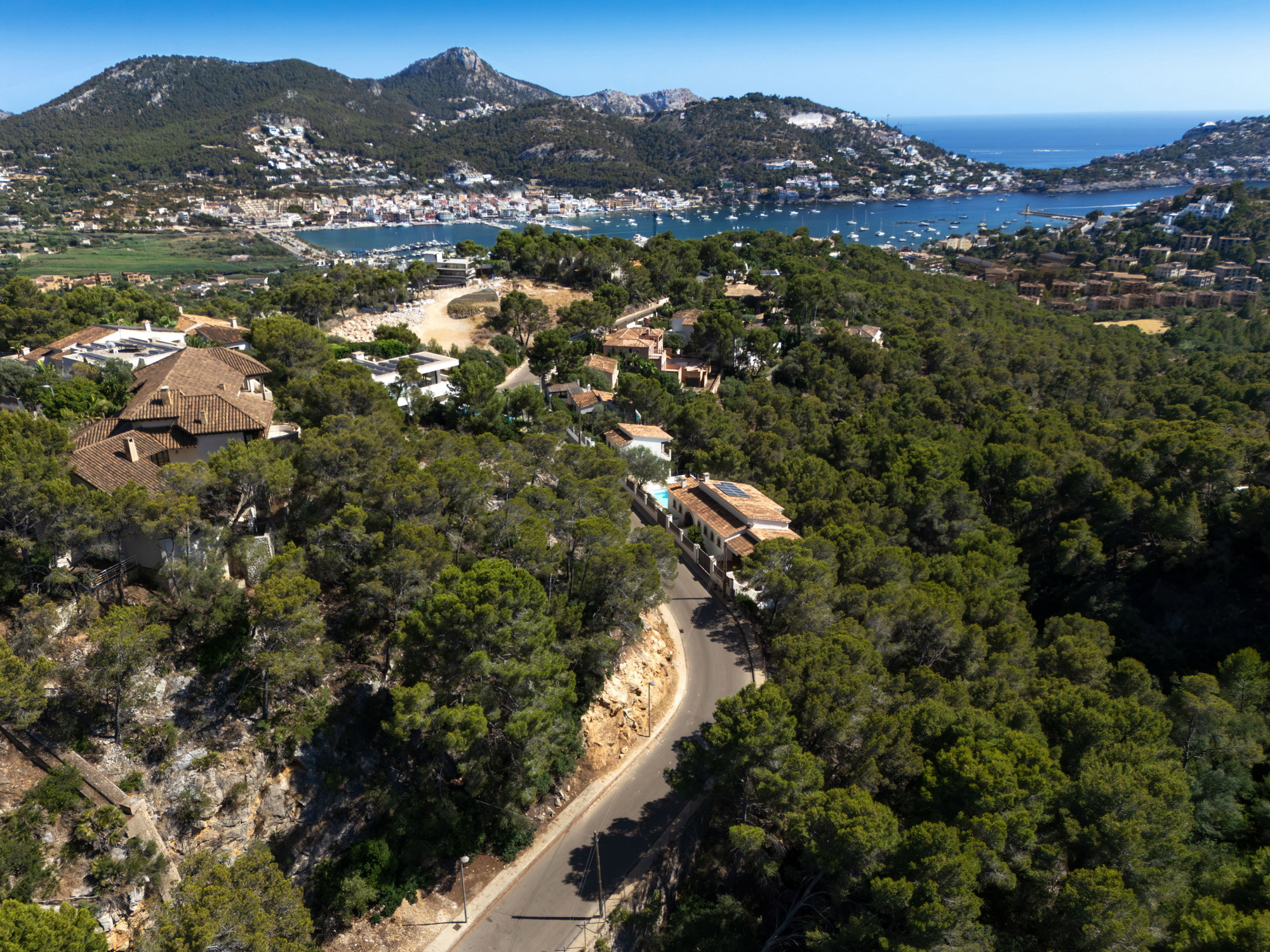 Amplio solar con vistas al mar y proyecto de villa aprobado en Monport