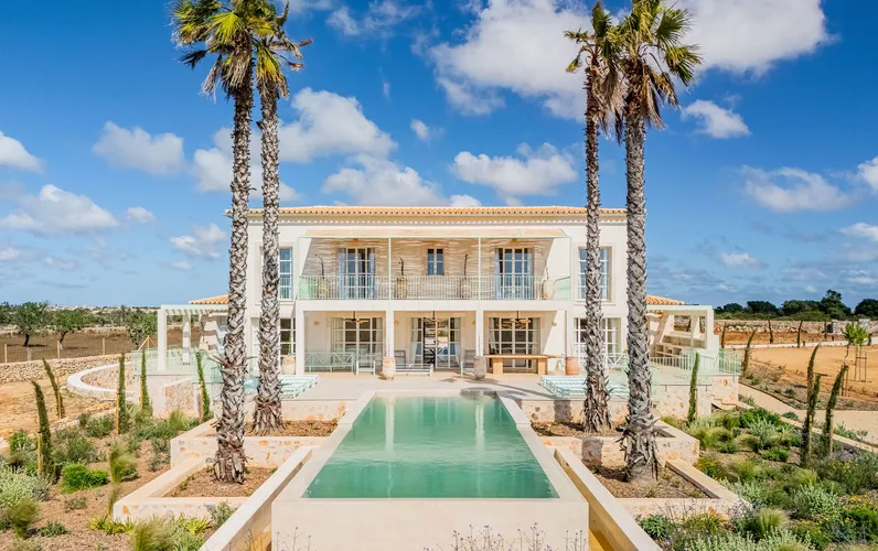 Typowa nowo wybudowana finca z widokiem na morze