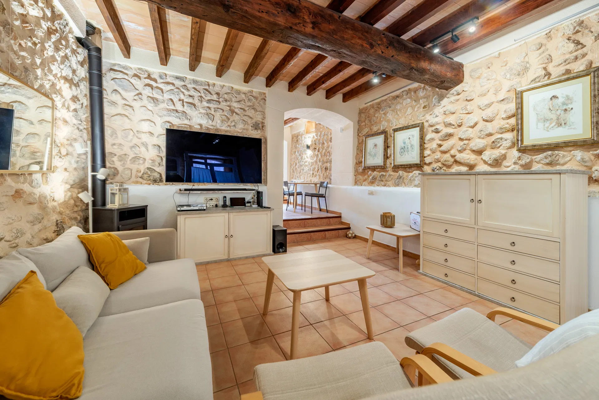 Auténtica Casa de Pueblo Mallorquina con parking Privado en el Corazón de Campanet – En Exclusiva-5