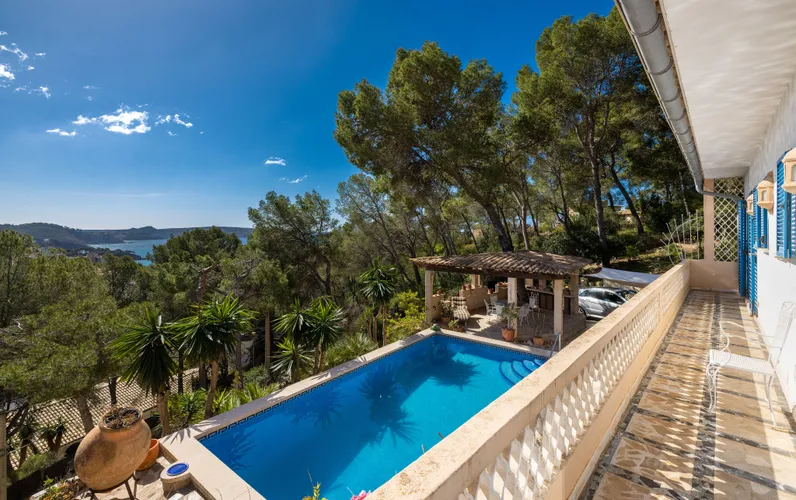 Villa in stile bungalow mediterraneo con vista sul mare