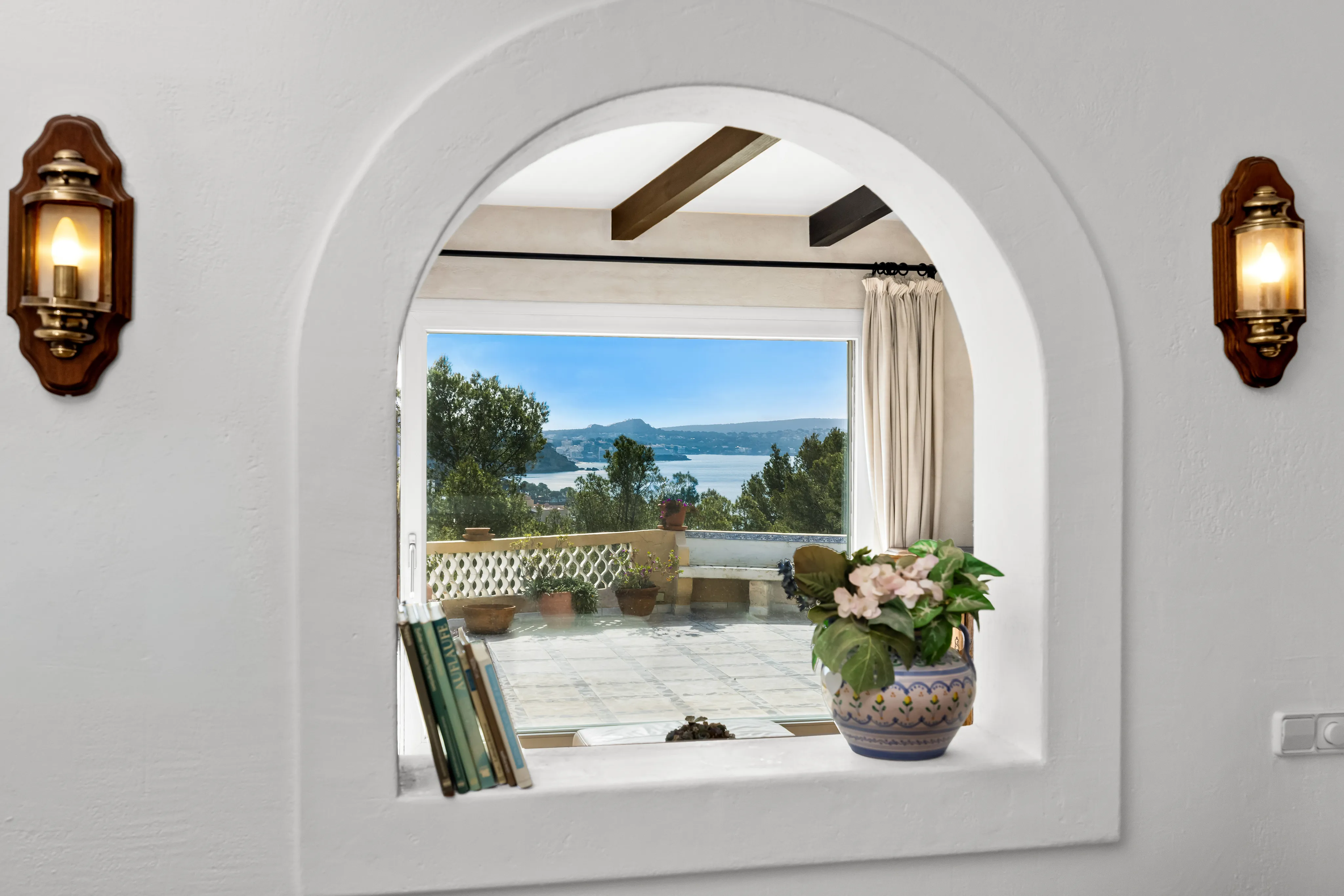 Villa in stile bungalow mediterraneo con vista sul mare-2