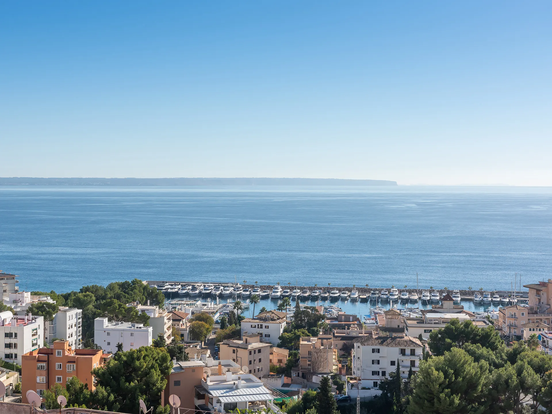 Ático exclusivo con terraza en la azotea y vistas al mar – lifestyle sobre los tejados de Cala Nova-1
