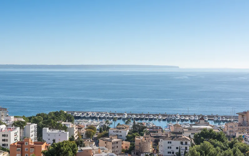 Ático exclusivo con terraza en la azotea y vistas al mar – lifestyle sobre los tejados de Cala Nova
