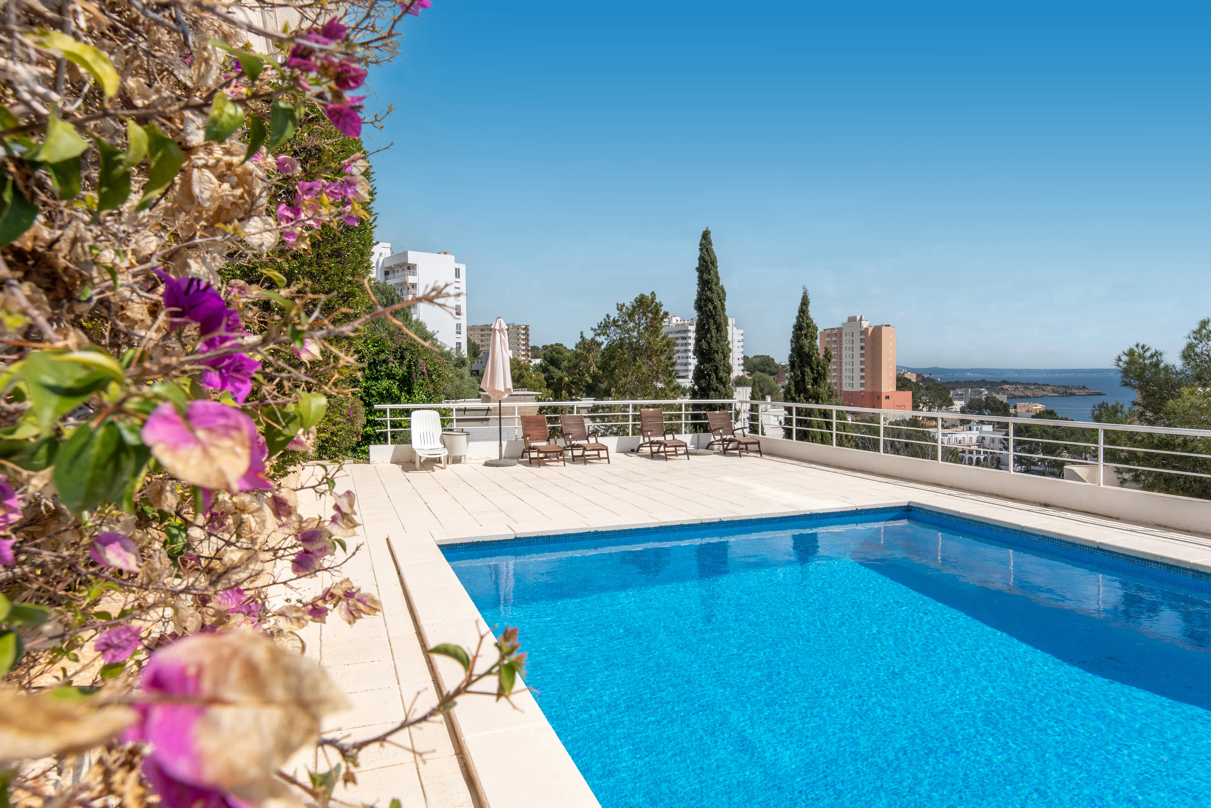 Ático exclusivo con terraza en la azotea y vistas al mar – lifestyle sobre los tejados de Cala Nova-16