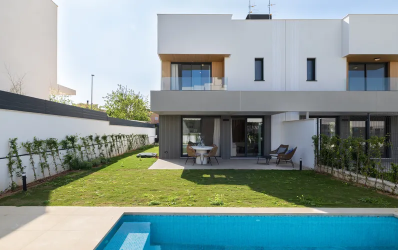 Neubau Doppelhaushälfte mit Pool in Puig de Ros