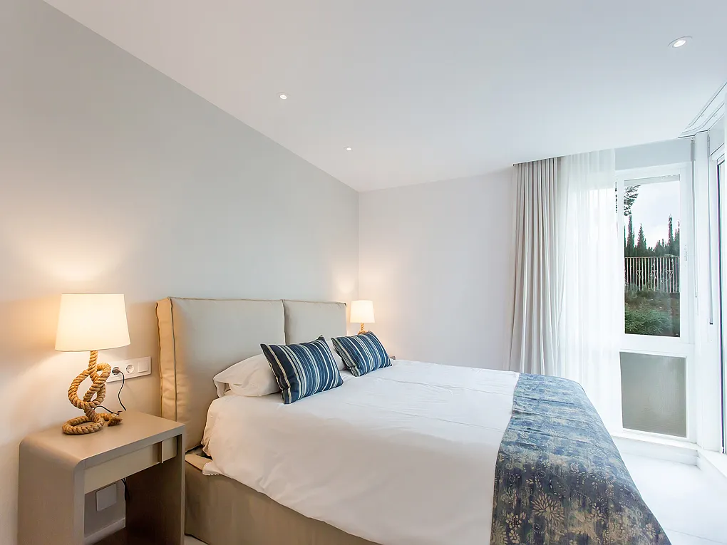 Exclusive frontline apartment in Cala Vinyas with direct sea access-9