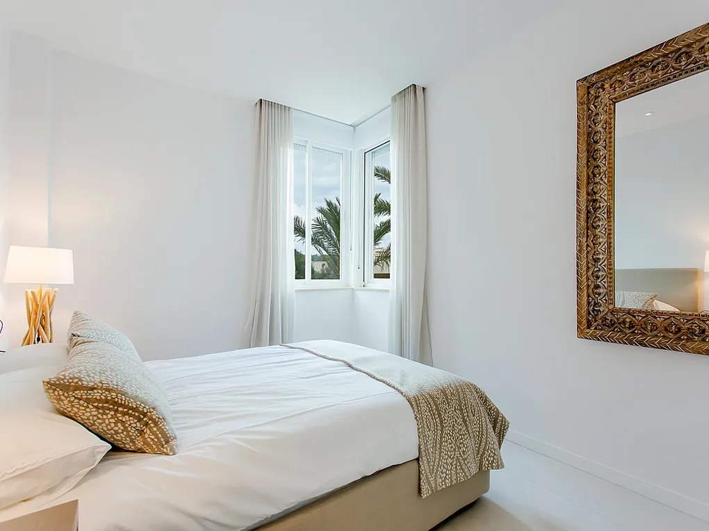 Exclusive frontline apartment in Cala Vinyas with direct sea access-12