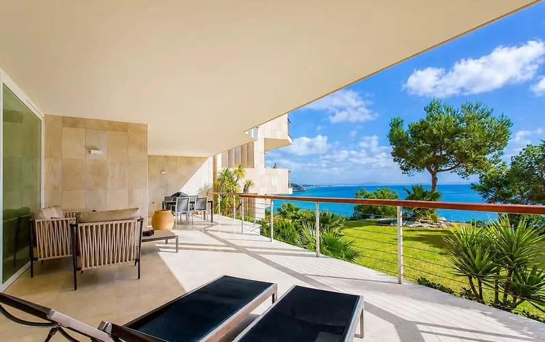 Exclusiu apartament en primera línia a Cala Vinyas amb accés directe a la mar