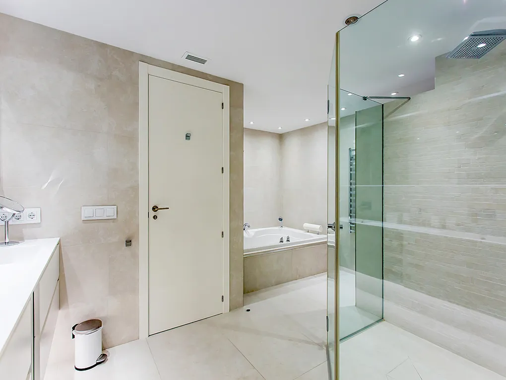 Exclusive frontline apartment in Cala Vinyas with direct sea access-14