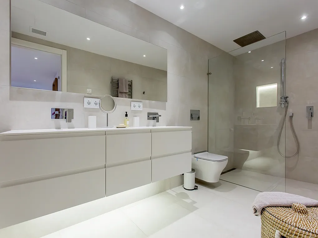 Exclusive frontline apartment in Cala Vinyas with direct sea access-8