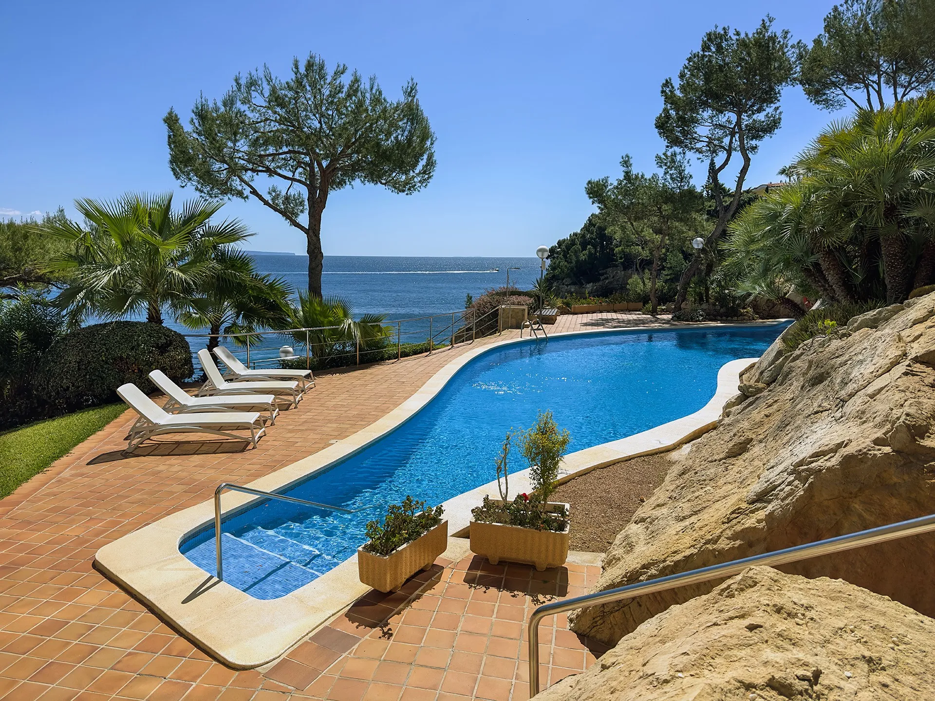 Exclusive frontline apartment in Cala Vinyas with direct sea access-17