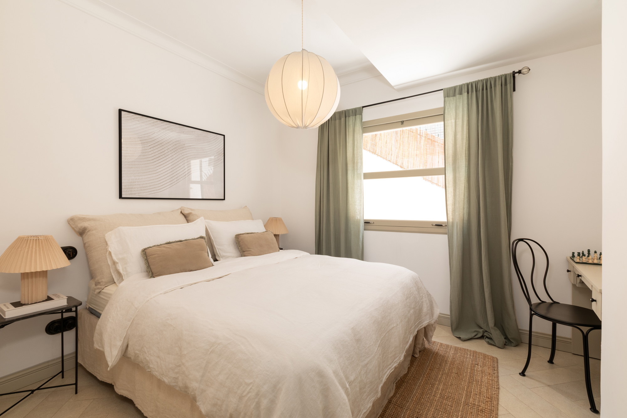 Elegant renovated Apartment with exceptional terraces in a prime location-10