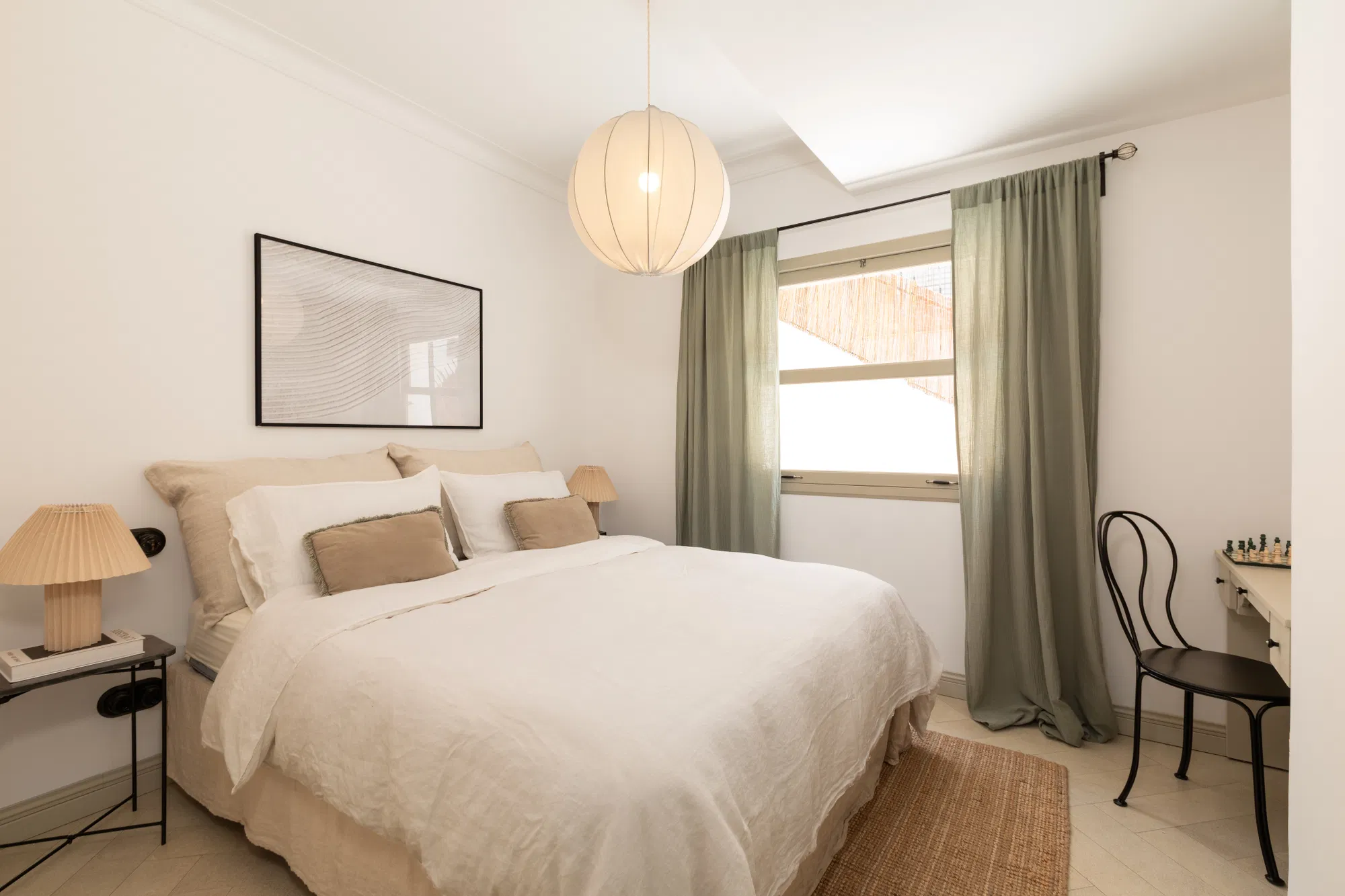 Elegant renovated Apartment with exceptional terraces in a prime location-10