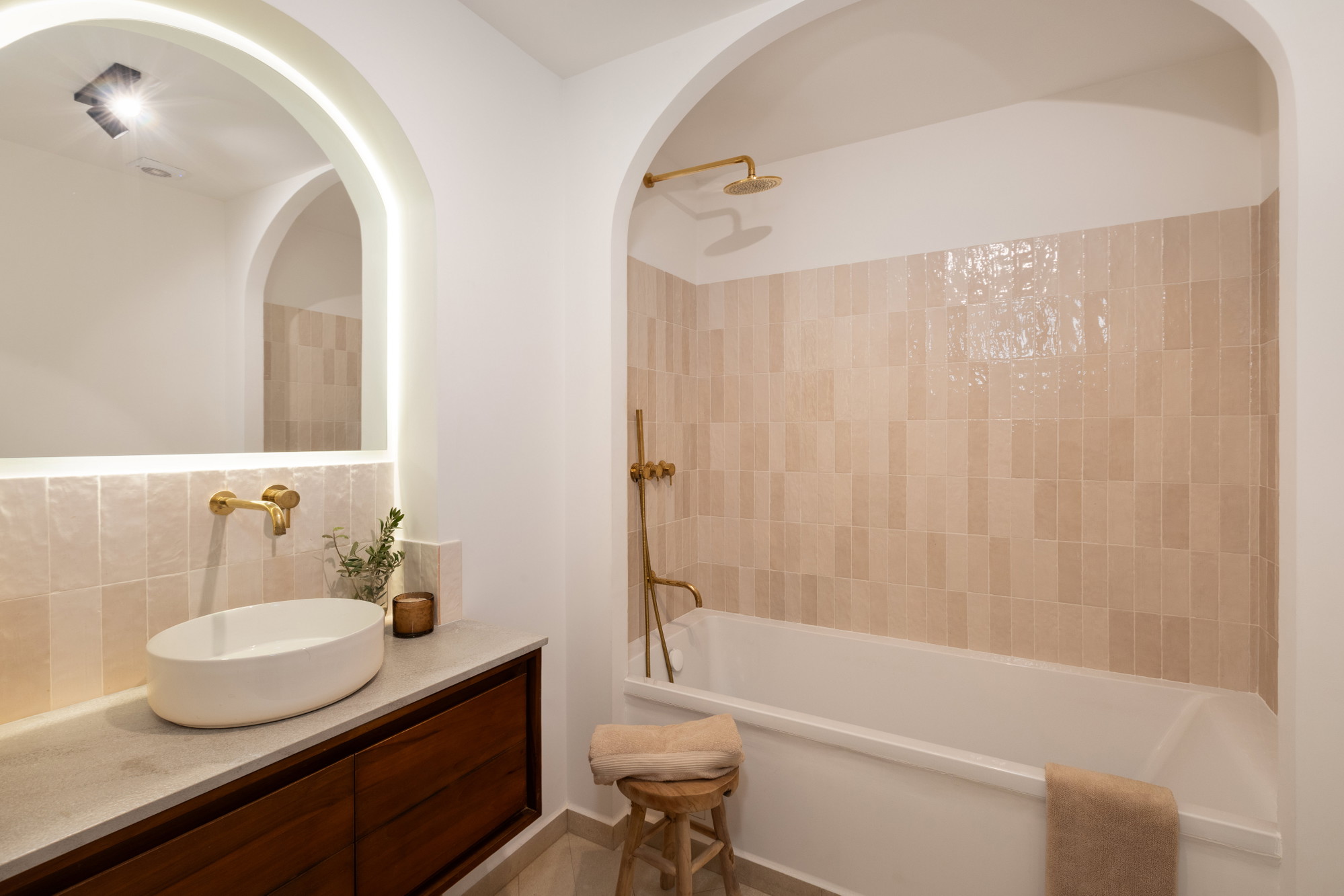 Elegant renovated Apartment with exceptional terraces in a prime location-9