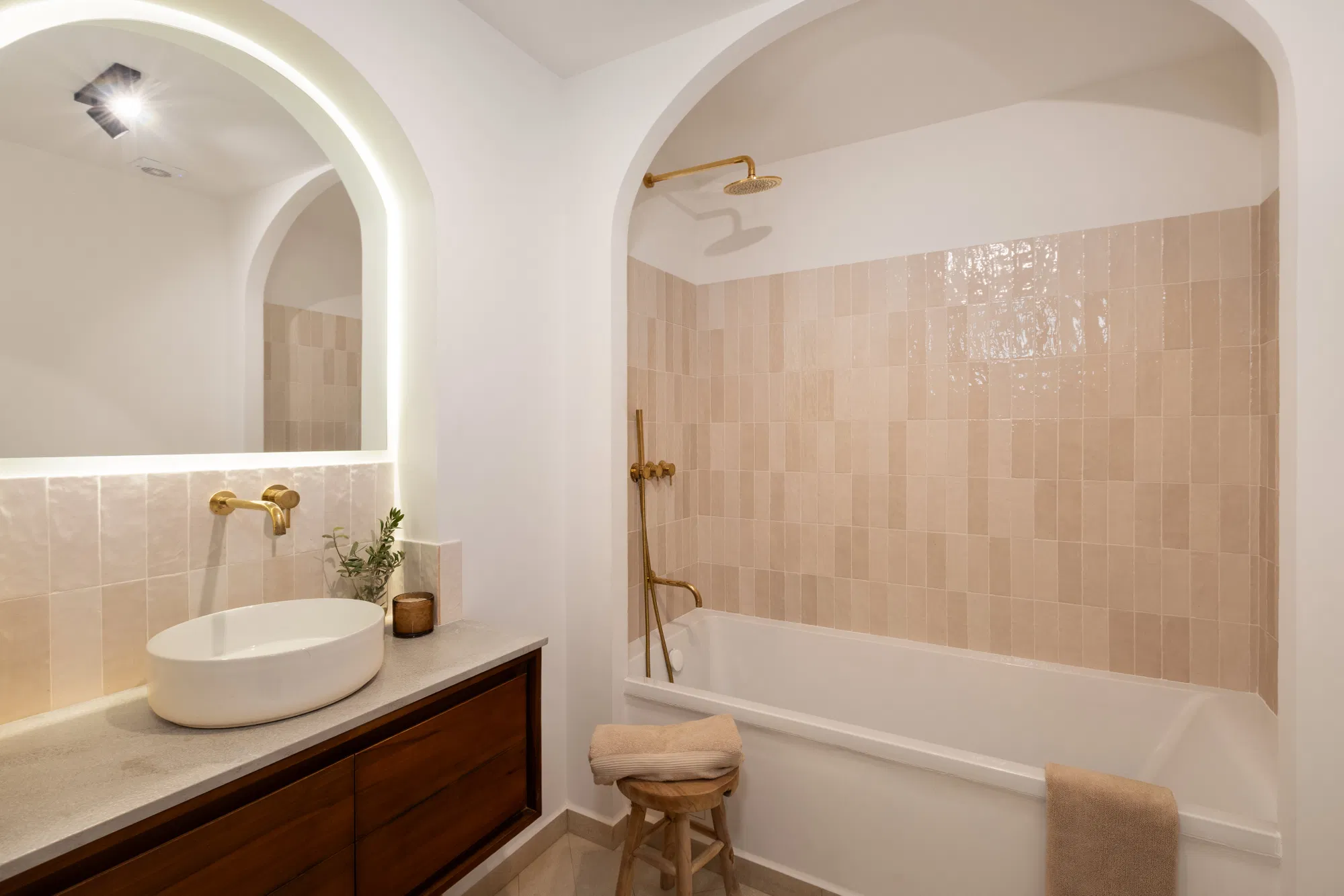 Elegant renovated Apartment with exceptional terraces in a prime location-9