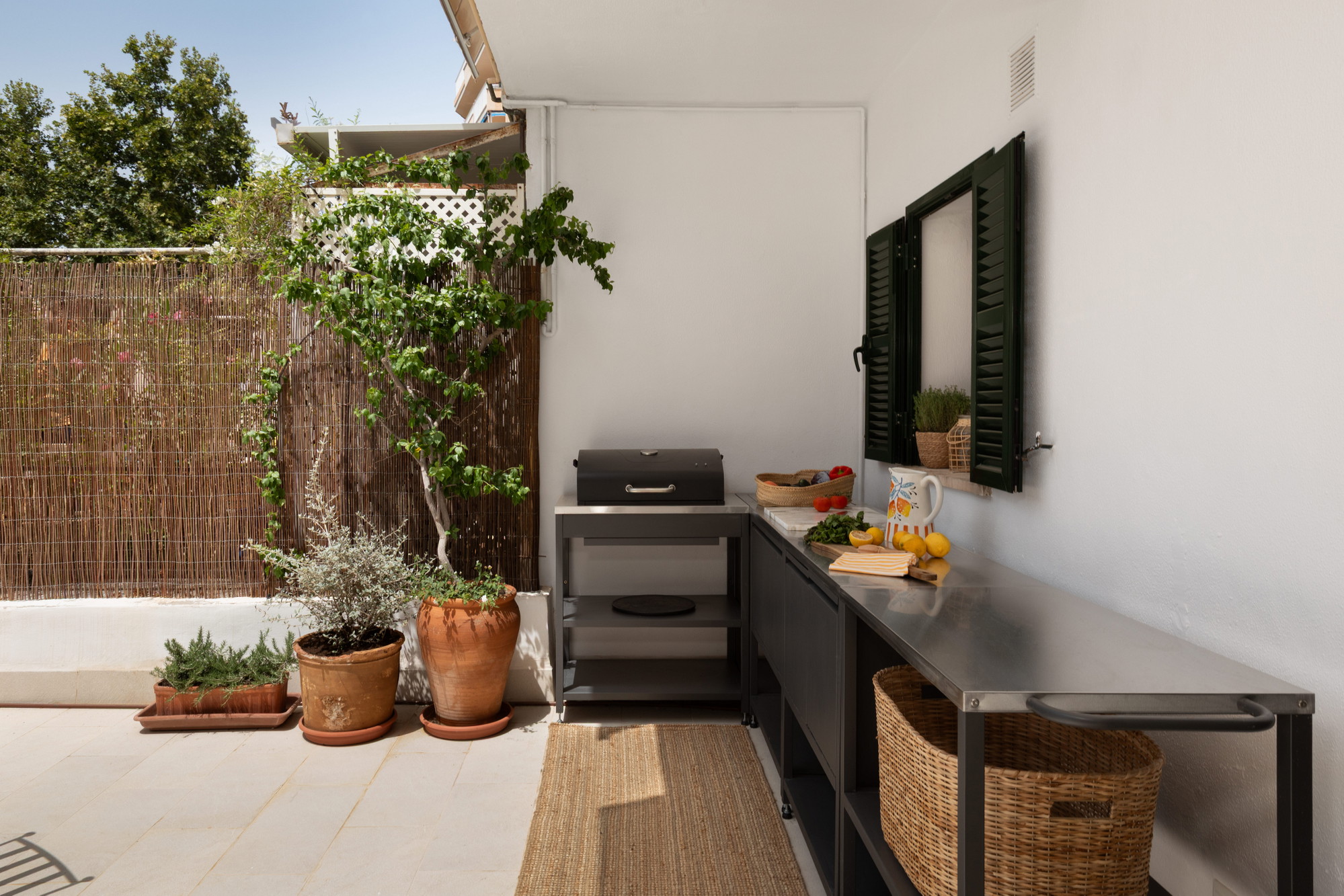 Elegant renovated Apartment with exceptional terraces in a prime location-2