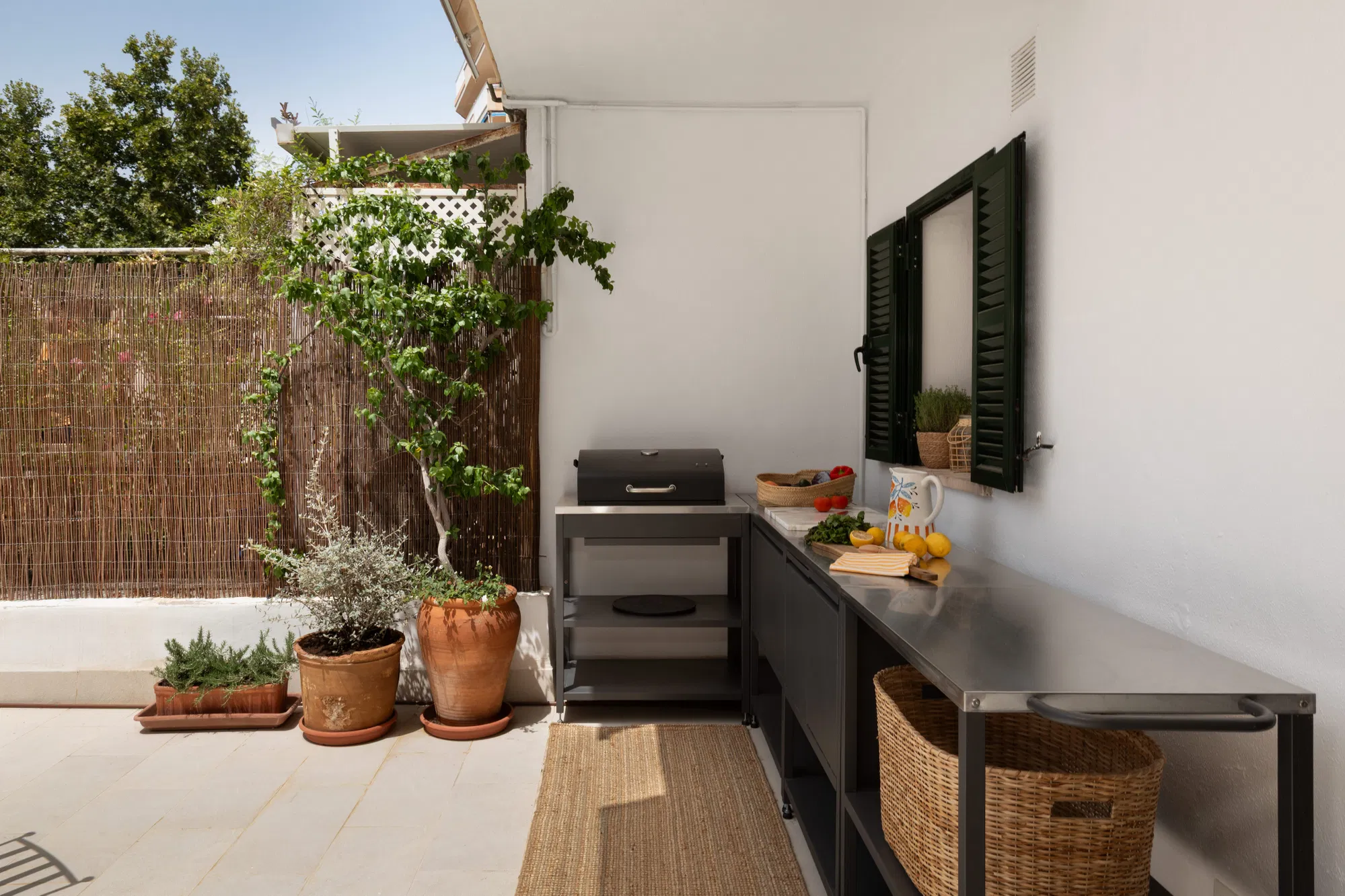 Elegant renovated Apartment with exceptional terraces in a prime location-2
