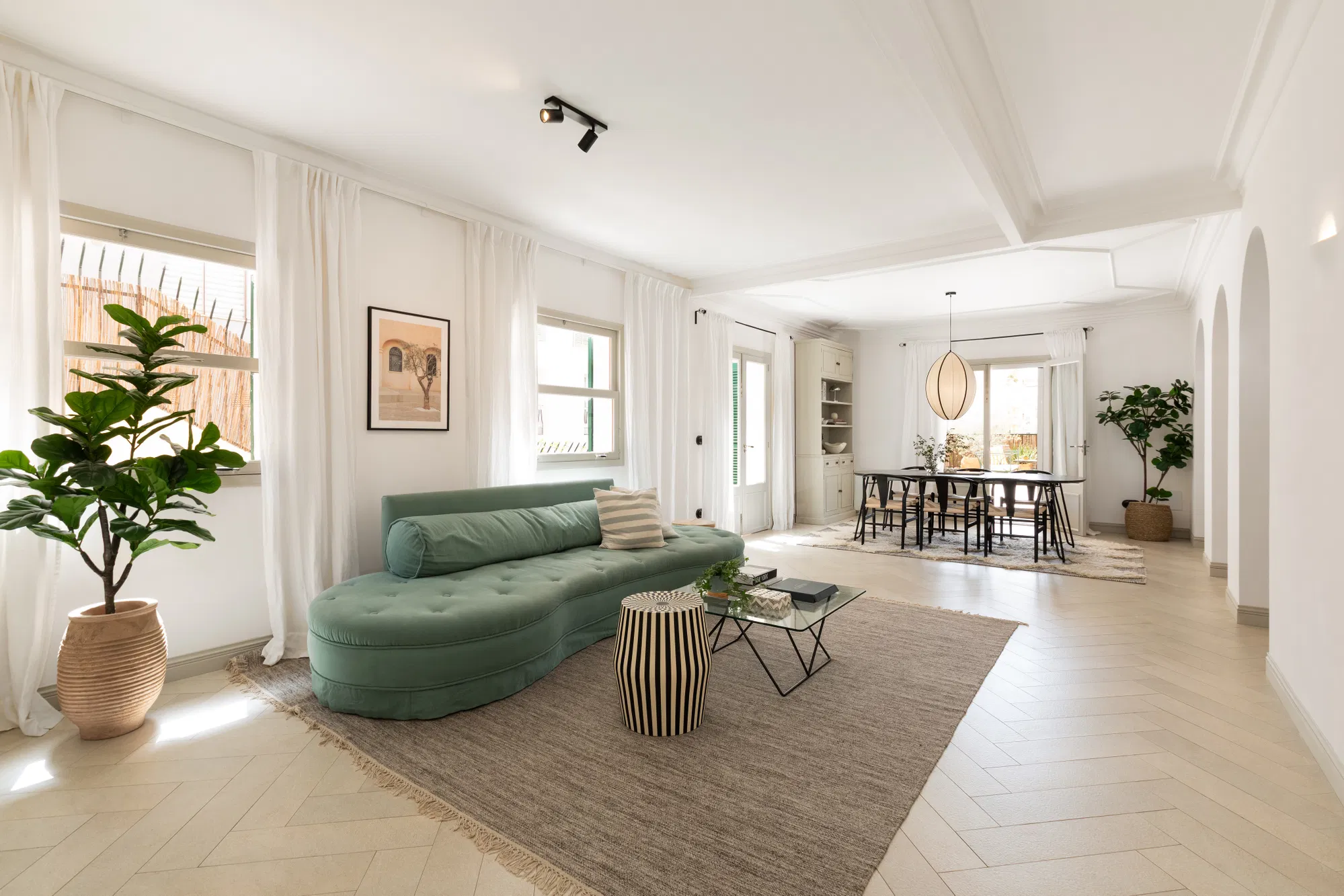 Elegant renovated Apartment with exceptional terraces in a prime location-3