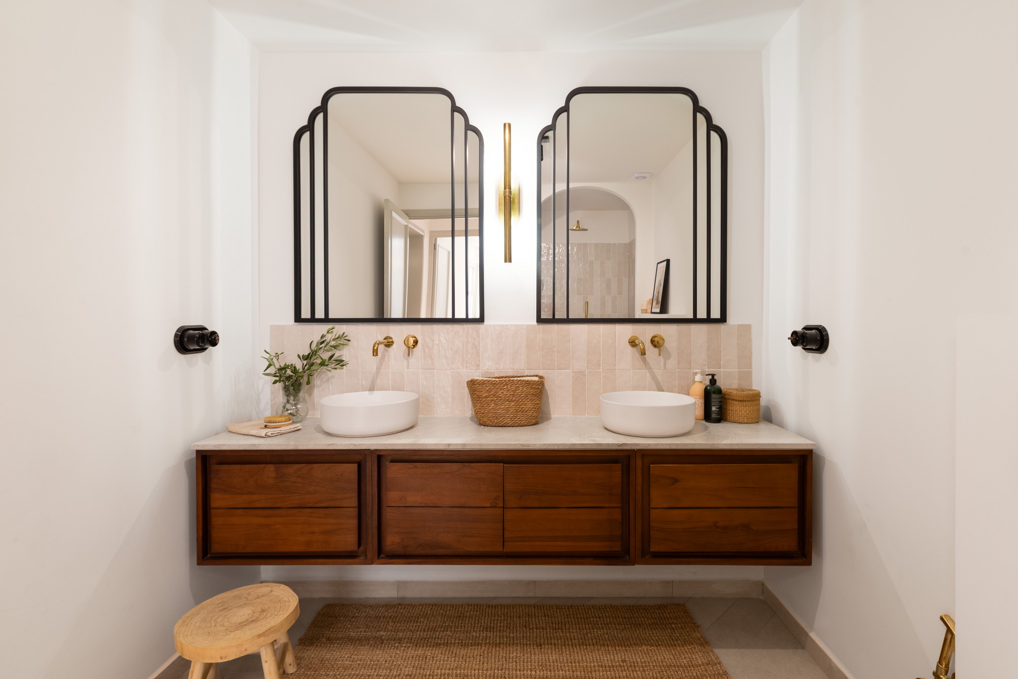 Elegant renovated Apartment with exceptional terraces in a prime location-12
