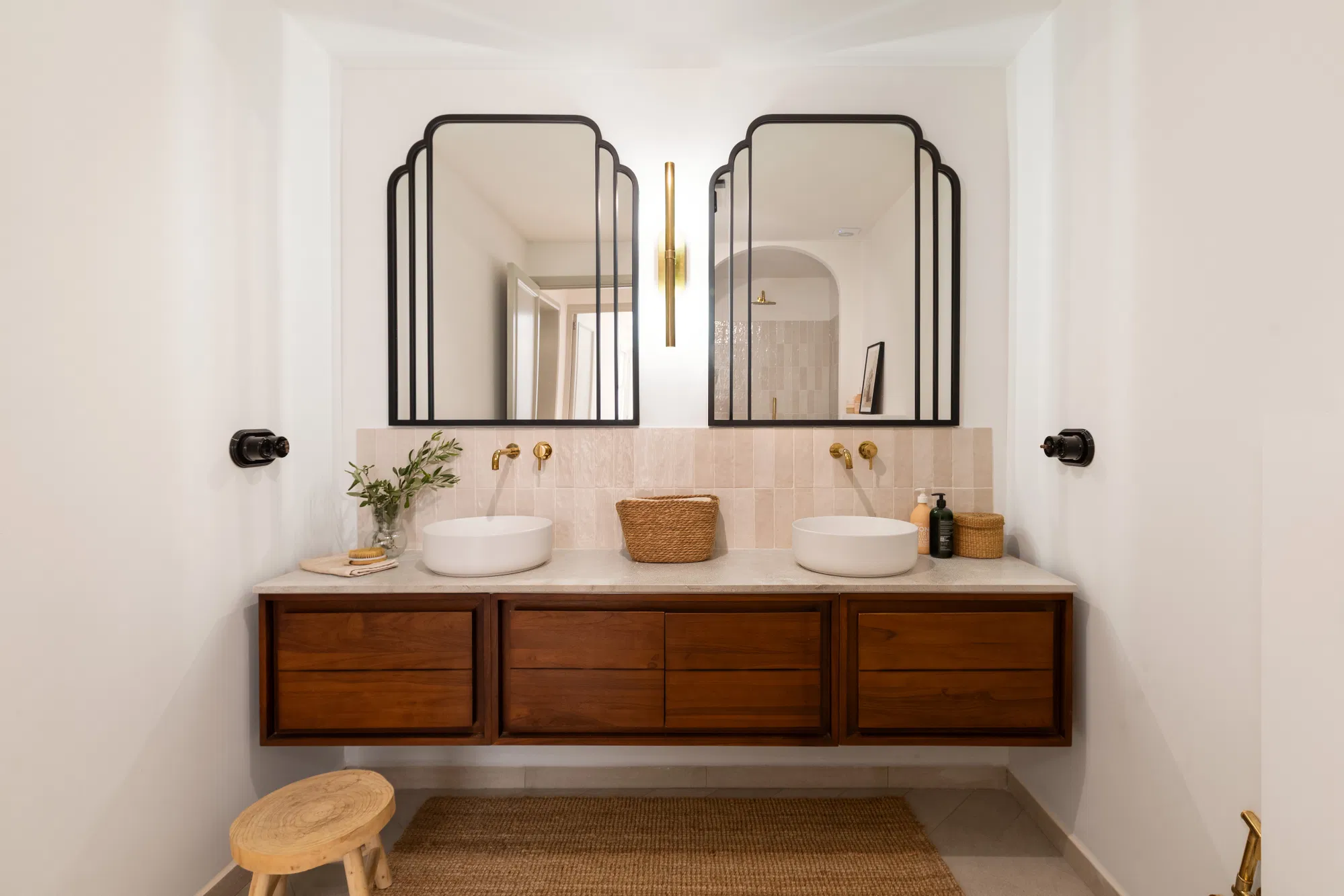 Elegant renovated Apartment with exceptional terraces in a prime location-12