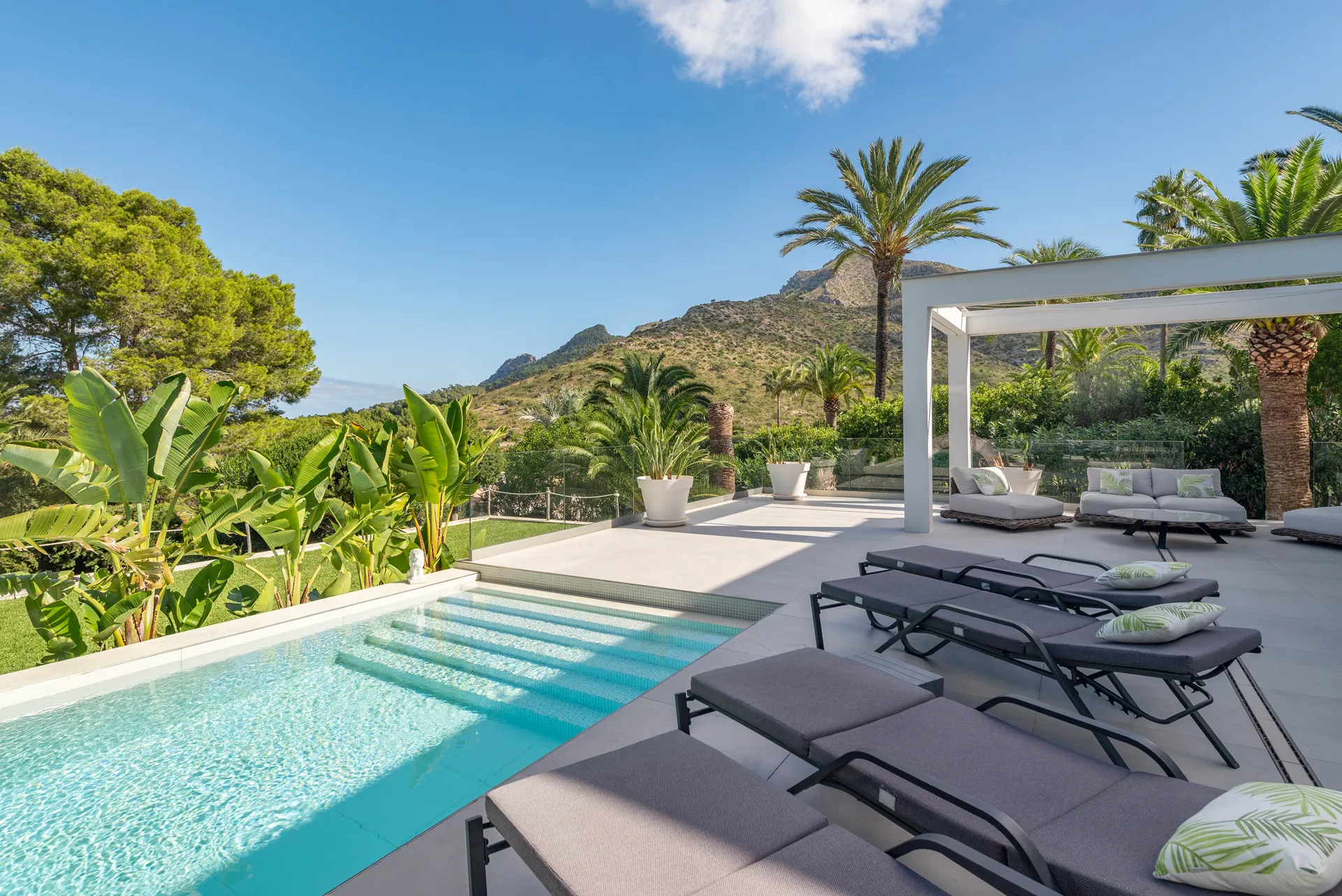 Moderna villa con vistas al mar en la ubicación privilegiada de Bonaire, Alcudia-1