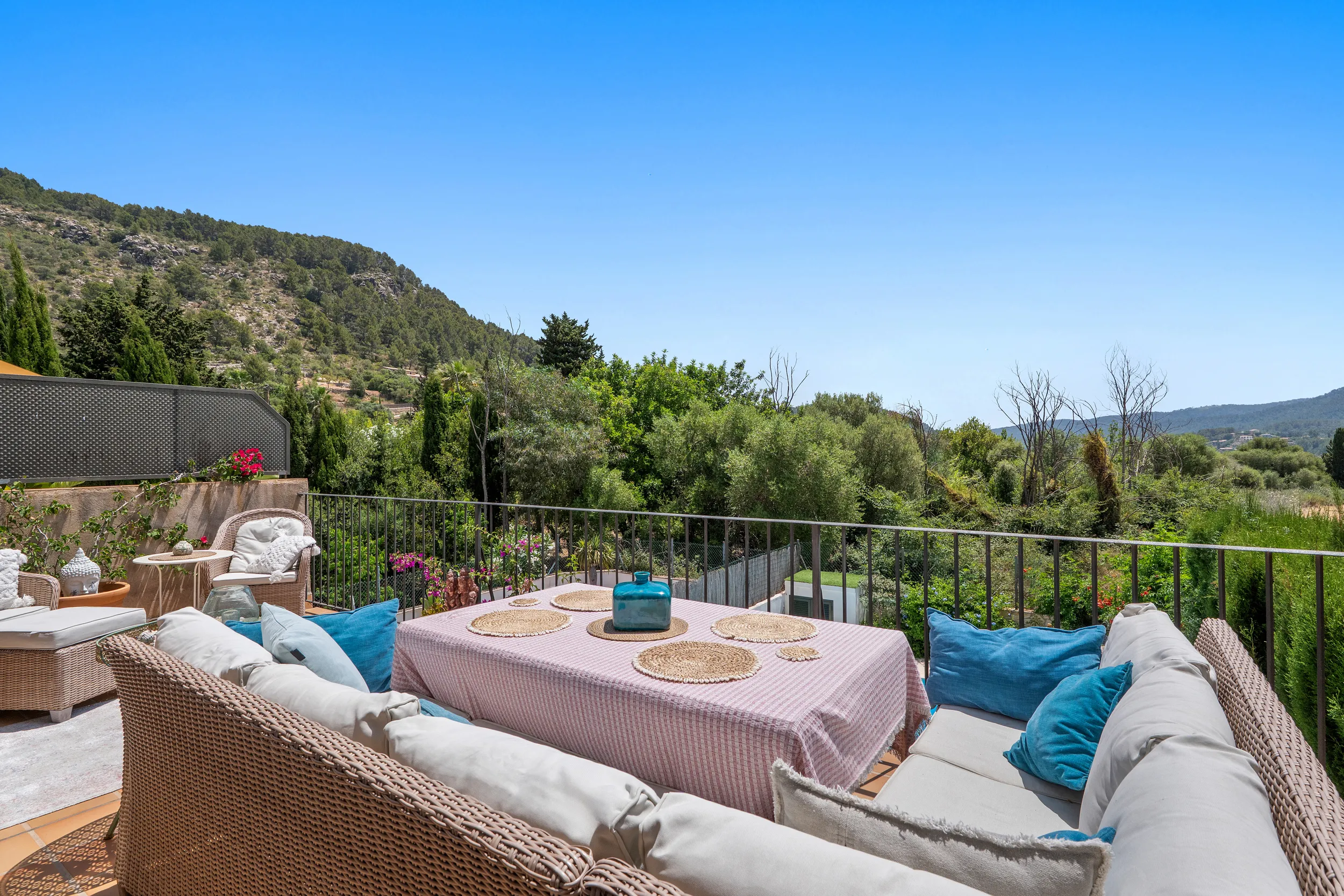 Una casa adossada mediterrània amb vistes a la muntanya a Puigpunyent-1