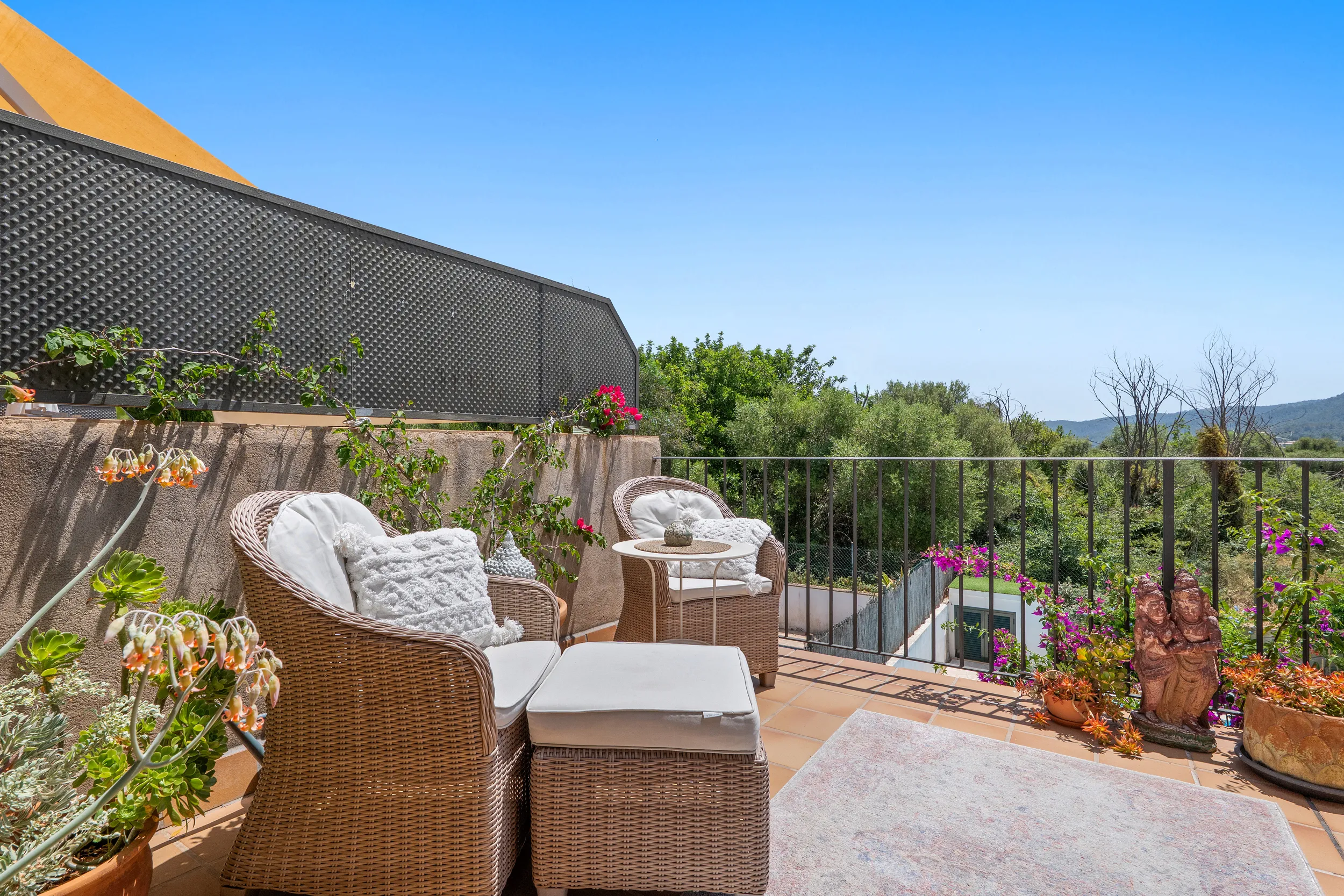 Una casa adossada mediterrània amb vistes a la muntanya a Puigpunyent-4