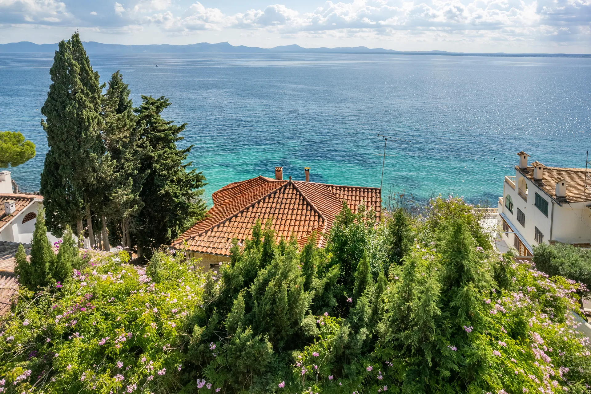 Exclusief perceel aan zee in Alcanada (Puerto Alcudia) met de mogelijkheid om een luxe villa te bouwen-3