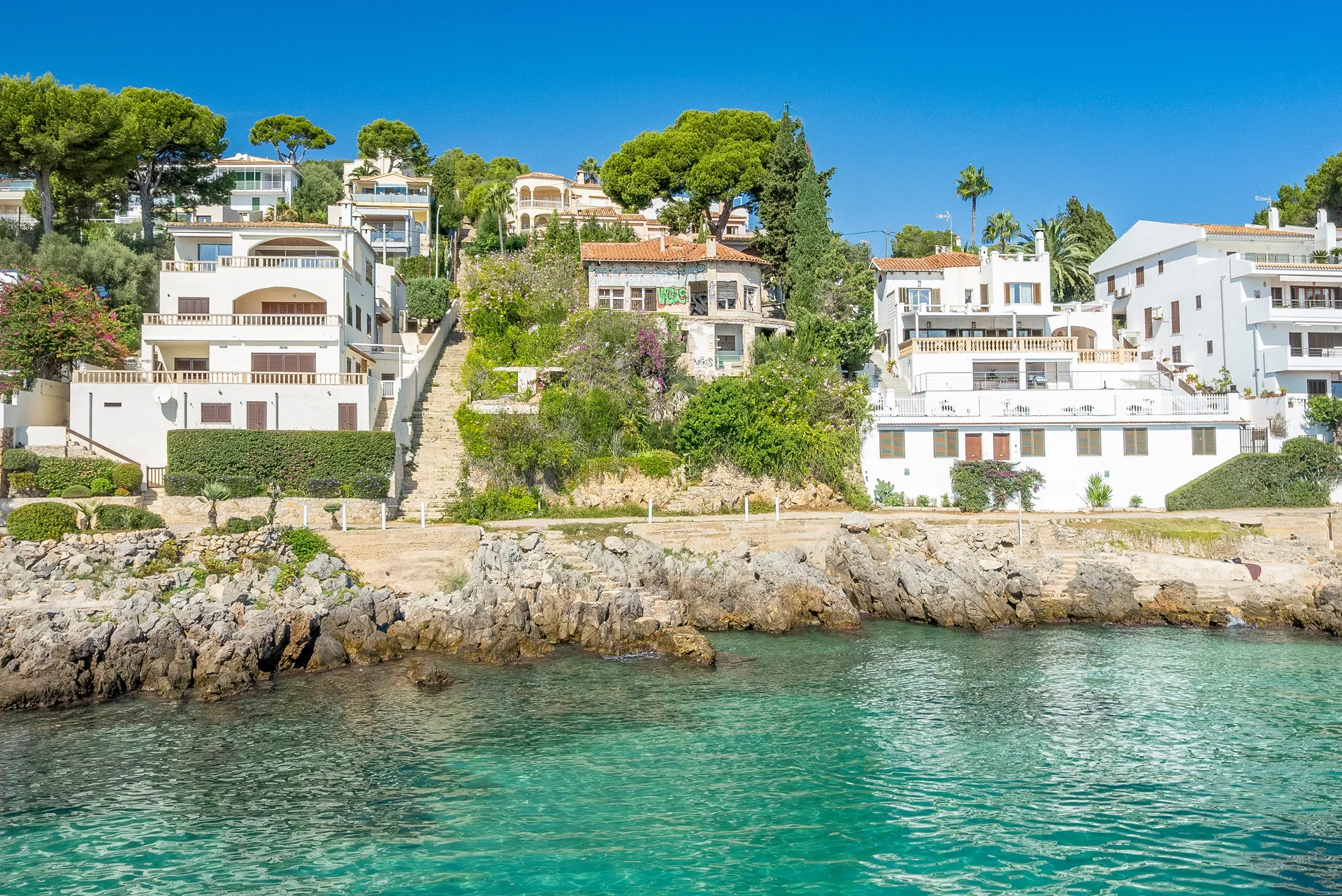 Exclusief perceel aan zee in Alcanada (Puerto Alcudia) met de mogelijkheid om een luxe villa te bouwen-1