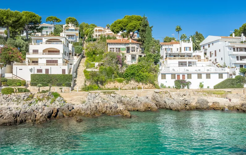 Exclusief perceel aan zee in Alcanada (Puerto Alcudia) met de mogelijkheid om een luxe villa te bouwen