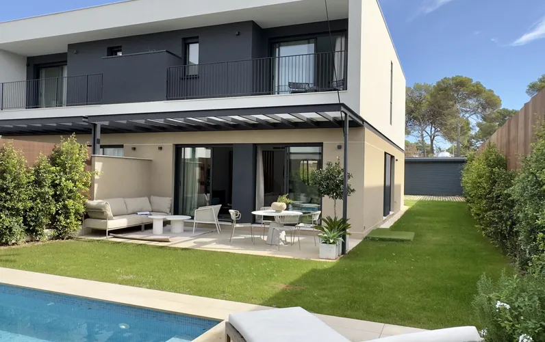 Modern halfvrijstaand huis in Puig de Ros