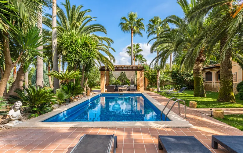 Landhus med enestående have og pool