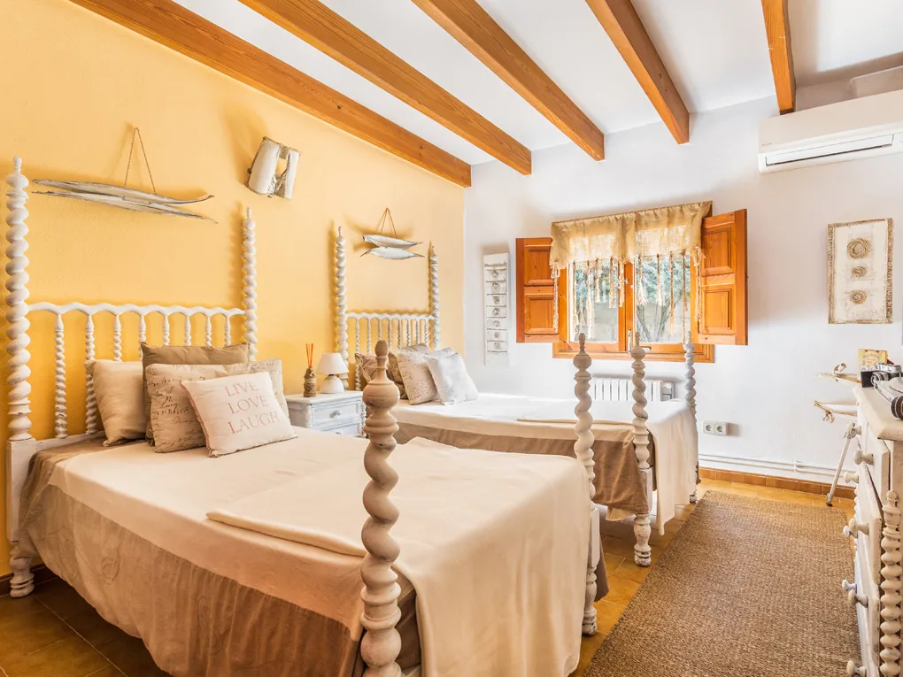 Lanthus med enastående trädgård och pool i utkanten av Sencelles-13