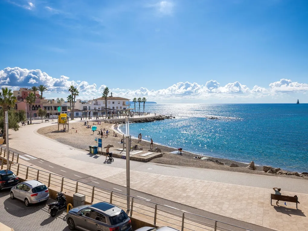 Unieke kans in de 1e zeelijn van Portixol - te renoveren appartement met groot potentieel-1