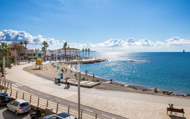 Unique opportunity in Portixol's first line by the sea – flat in need of renovation with great potential