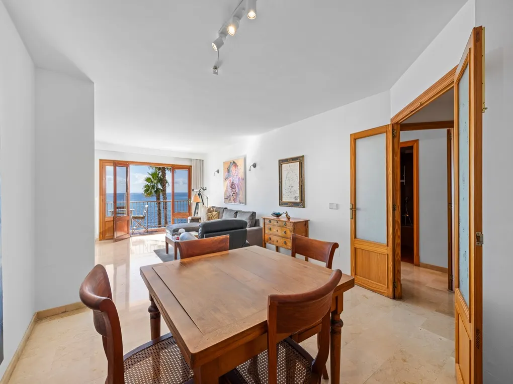 Unieke kans in de 1e zeelijn van Portixol - te renoveren appartement met groot potentieel-4