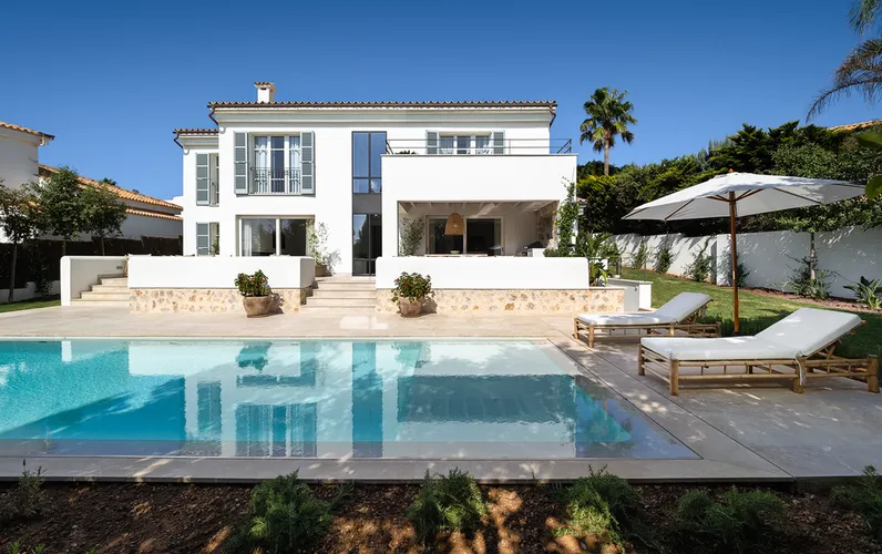 Stilfuldt renoveret villa med den bedste beliggenhed i Nova Santa Ponsa