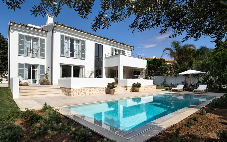 Stilfuldt renoveret villa med den bedste beliggenhed i Nova Santa Ponsa