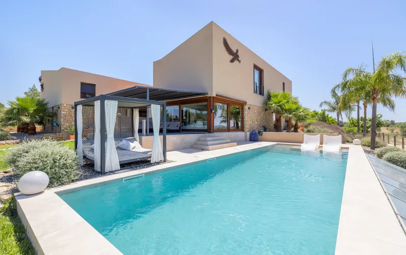 Finca with space for horses, a pool, and mountain views