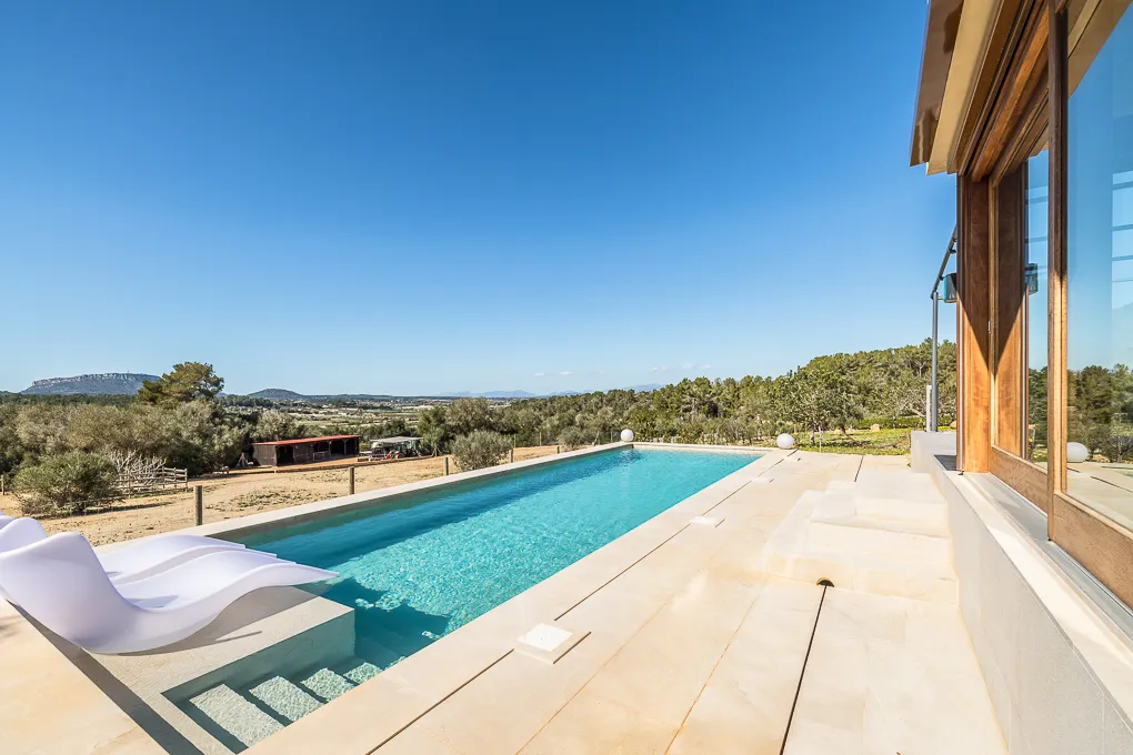 Moderne landhus med pool og bjergudsigt-1