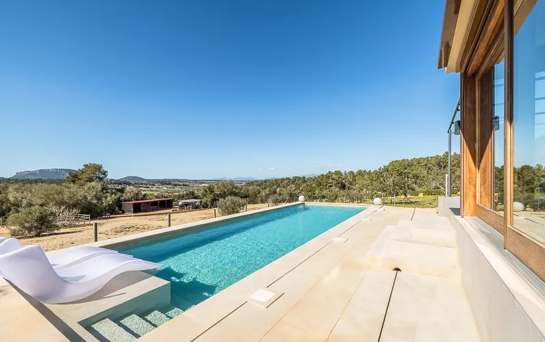 Finca moderna amb piscina i vistes a la muntanya