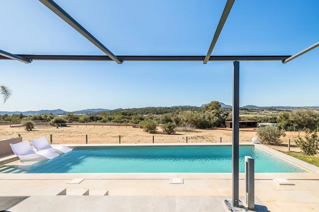 Moderne landhus med pool og bjergudsigt-2